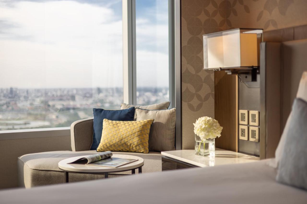 Premium Deluxe Lounge Access